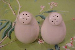 casual_california_salt_and_pepper_shakers_gourd_shape_white