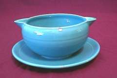 early_california_sauce_boat_with_faststand_in_turquoiese